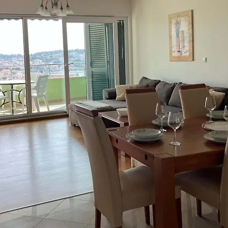 公寓 Amaris - With Sea View & Heated Swimming Pool At Ciovo 特罗吉尔