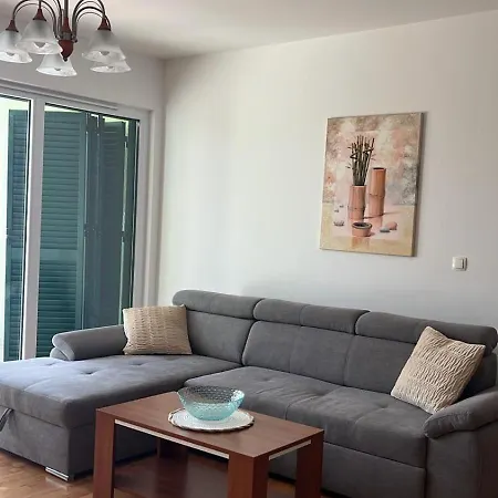 Amaris - With Sea View & Heated Swimming Pool At Ciovo 特罗吉尔