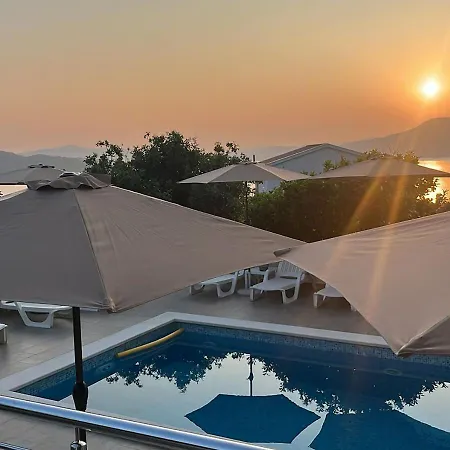 Amaris - With Sea View & Heated Swimming Pool At Ciovo * 特罗吉尔