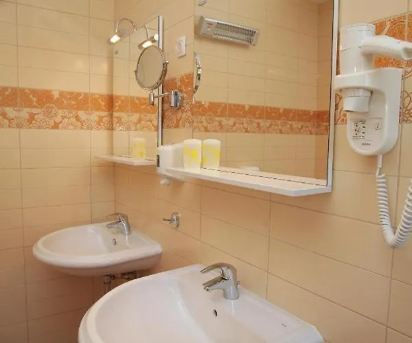 Amaris - With Sea View & Heated Swimming Pool At Ciovo Apartamento