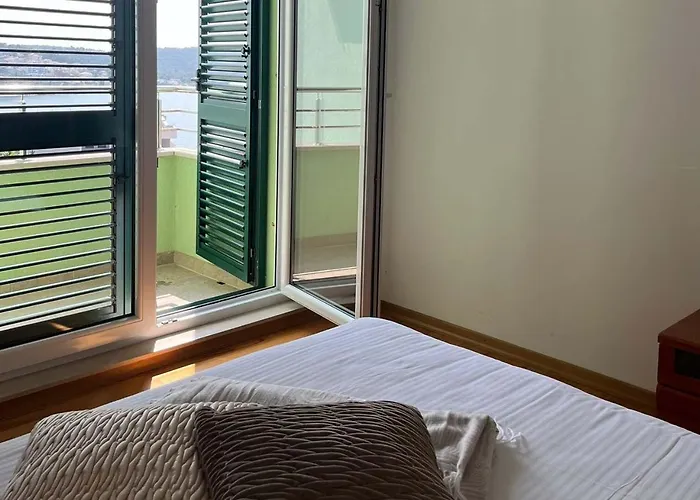 Amaris - With Sea View & Heated Swimming Pool At Ciovo Apartamento