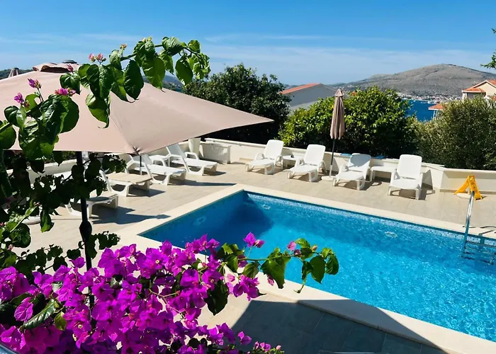 Apartamento Amaris - With Sea View & Heated Swimming Pool At Ciovo Trogir