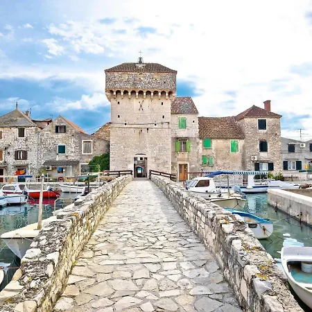 Amaris - With Sea View & Heated Swimming Pool At Ciovo Lejlighed Trogir