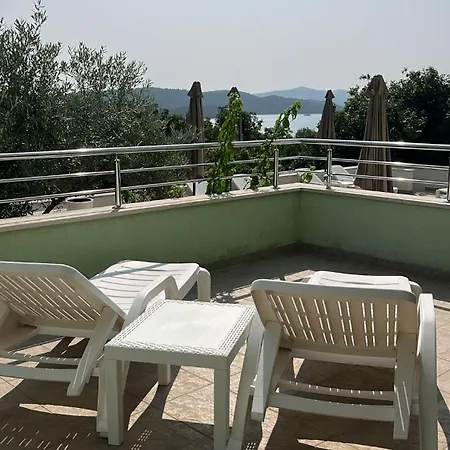 Apartment Amaris - With Sea View & Heated Swimming Pool At Ciovo Trogir