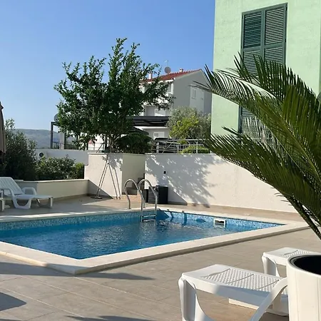 Amaris - With Sea View & Heated Swimming Pool At Ciovo Appartement Trogir
