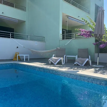 Апартаменти Amaris - With Sea View & Heated Swimming Pool At Ciovo