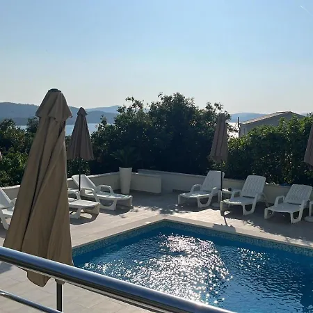 Апартаменти Amaris - With Sea View & Heated Swimming Pool At Ciovo
