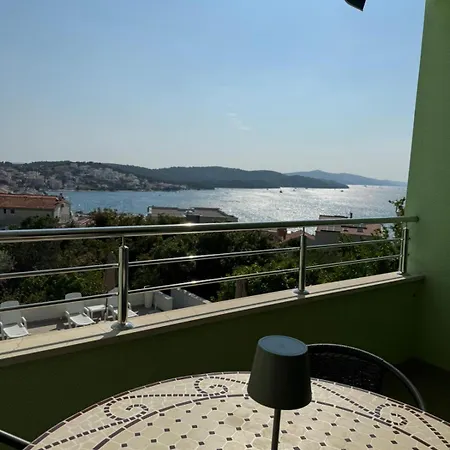 Amaris - With Sea View & Heated Swimming Pool At Ciovo Трогір
