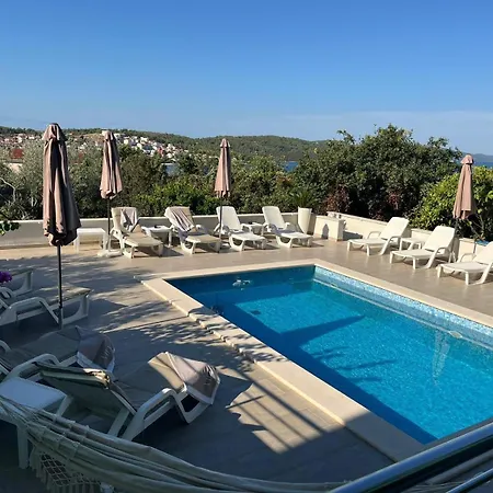 Amaris - With Sea View & Heated Swimming Pool At Ciovo Апартаменти Трогір