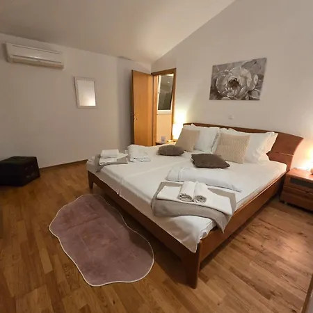 Апартаменти Amaris - With Sea View & Heated Swimming Pool At Ciovo Трогір