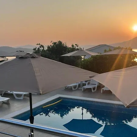 Amaris - With Sea View & Heated Swimming Pool At Ciovo