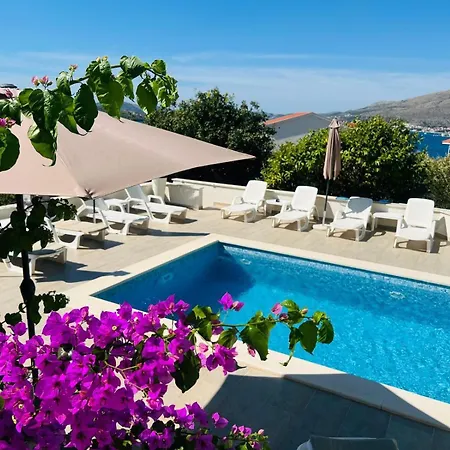 Апартаменти Amaris - With Sea View & Heated Swimming Pool At Ciovo Трогір