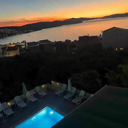 Amaris - With Sea View & Heated Swimming Pool At Ciovo Трогір