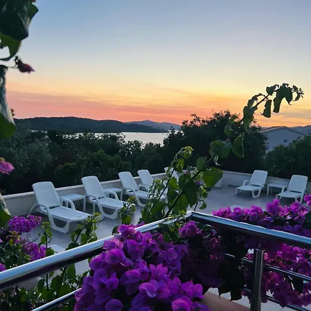 Amaris - With Sea View & Heated Swimming Pool At Ciovo Апартаменти Трогір
