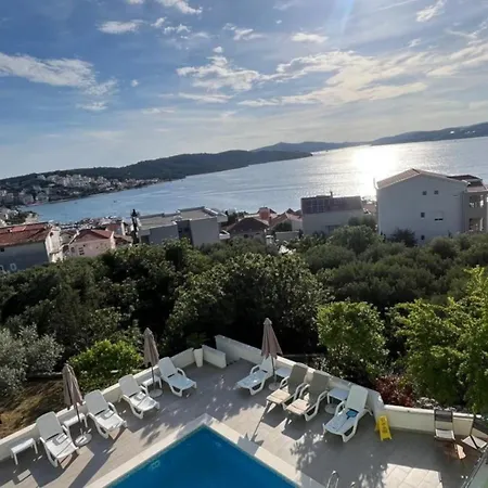 アパート Amaris - With Sea View & Heated Swimming Pool At Ciovo