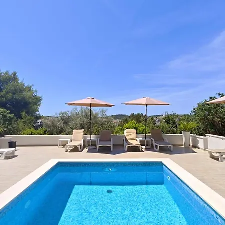 Amaris - With Sea View & Heated Swimming Pool At Ciovo Trogir