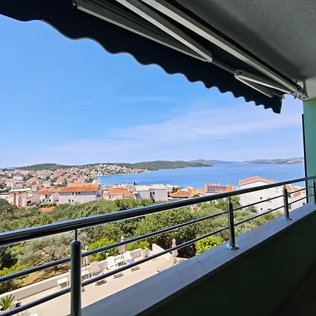 Amaris - With Sea View & Heated Swimming Pool At Ciovo Apartment