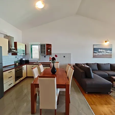 Amaris - With Sea View & Heated Swimming Pool At Ciovo