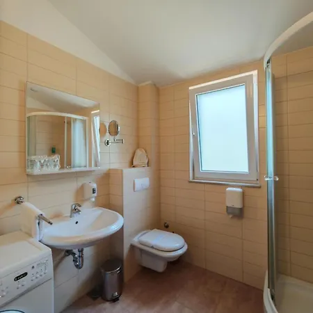 Amaris - With Sea View & Heated Swimming Pool At Ciovo アパート *