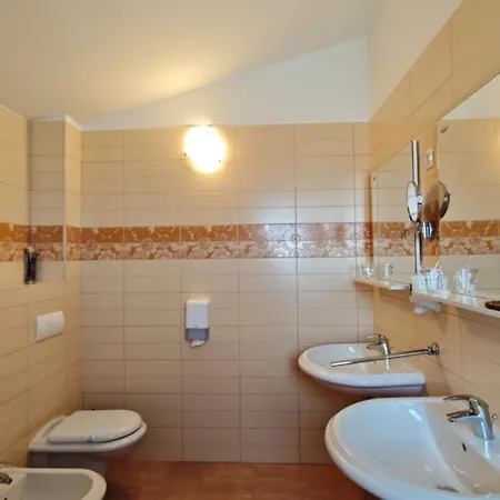 Apartment Amaris - With Sea View & Heated Swimming Pool At Ciovo Trogir