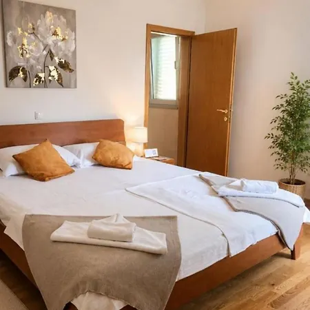 Amaris - With Sea View & Heated Swimming Pool At Ciovo *