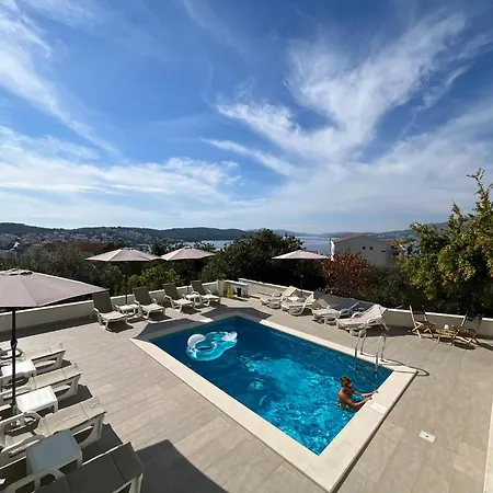 Apartment Amaris - With Sea View & Heated Swimming Pool At Ciovo Trogir