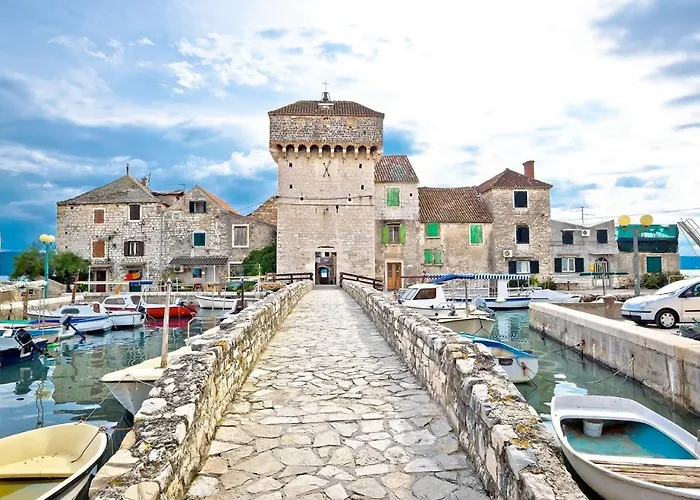 Amaris - With Sea View & Heated Swimming Pool At Ciovo Apartment Trogir