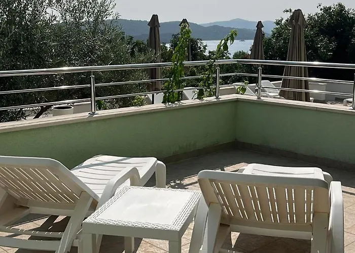 Apartment Amaris - With Sea View & Heated Swimming Pool At Ciovo Trogir