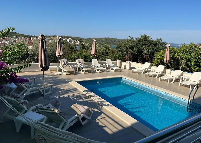 Amaris - With Sea View & Heated Swimming Pool At Ciovo Apartment Trogir