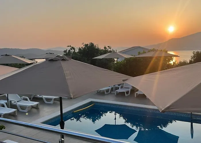 Amaris - With Sea View & Heated Swimming Pool At Ciovo