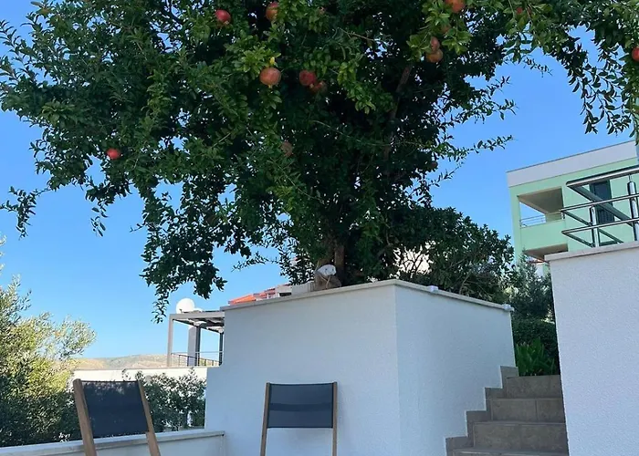 Apartment Amaris - With Sea View & Heated Swimming Pool At Ciovo Trogir