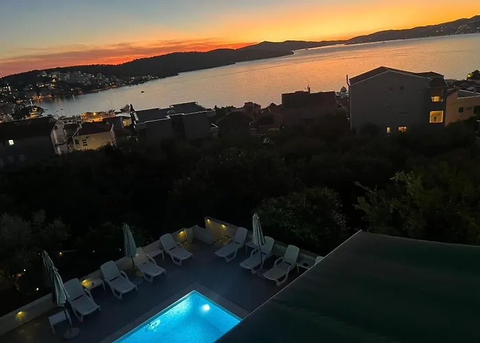 Amaris - With Sea View & Heated Swimming Pool At Ciovo Trogir