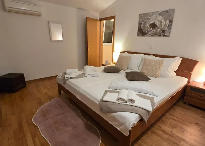 Appartement Amaris - With Sea View & Heated Swimming Pool At Ciovo Trogir