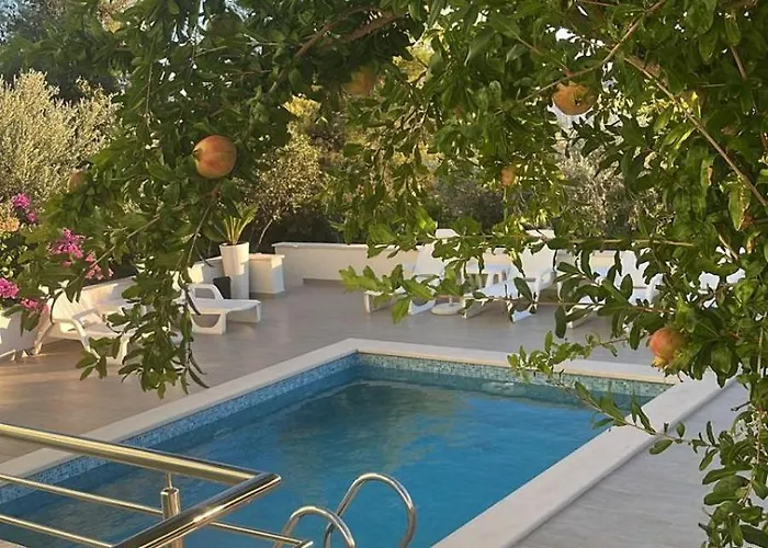 Amaris - With Sea View & Heated Swimming Pool At Ciovo Appartement