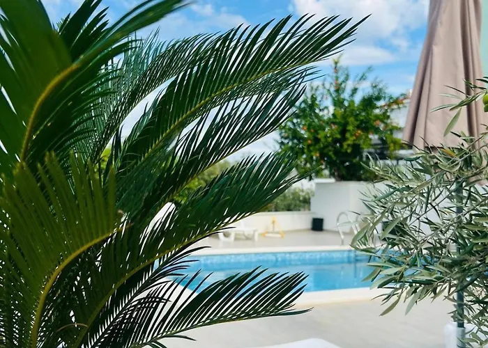 Amaris - With Sea View & Heated Swimming Pool At Ciovo *